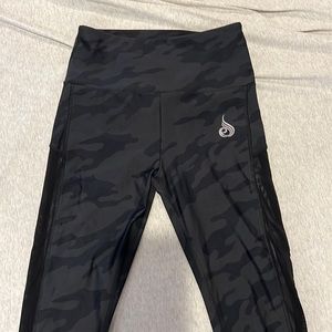 Ryderwear Black Camo Leggings w/Mesh detail on Sides.  Sz. S- Great condition.